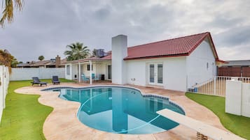 House (4 Bedrooms) | Front of property