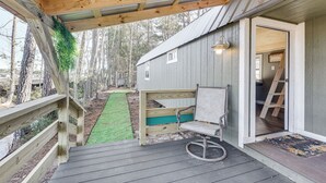 A wooden deck with a bench and a door leading to a building. - Calabash Studio Cabin, 4 Mi to Sunset Beach! (Sunset Beach)