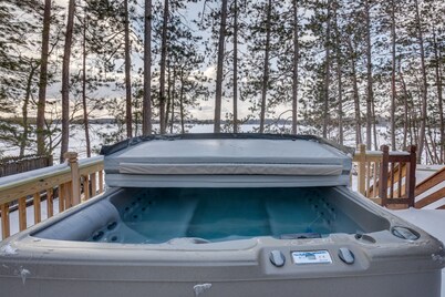 Lakefront Rhinelander Retreat w/ Private Hot Tub!