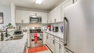 Apartemen (1 Bedroom) | Dapur pribadi | Microwave, oven, kompor, dan mesin pencuci piring