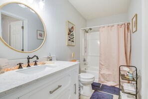 Apartment (1 Bedroom) | Badezimmer