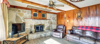 Authentic Log Cabin in Pineville ~ 2 Mi to River!