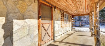 Authentic Log Cabin in Pineville ~ 2 Mi to River!