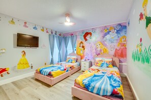 4 bedrooms, laptop workspace, iron/ironing board, free cots/infant beds - Kissimmee Oasis w/ Pool & Grill: 8 Mi to Disney! (Kissimmee)