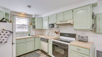 House (2 Bedrooms) | Private kitchen | Microwave, oven, stovetop, dishwasher
