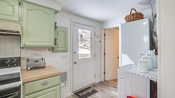 House (2 Bedrooms) | Private kitchen | Microwave, oven, stovetop, dishwasher