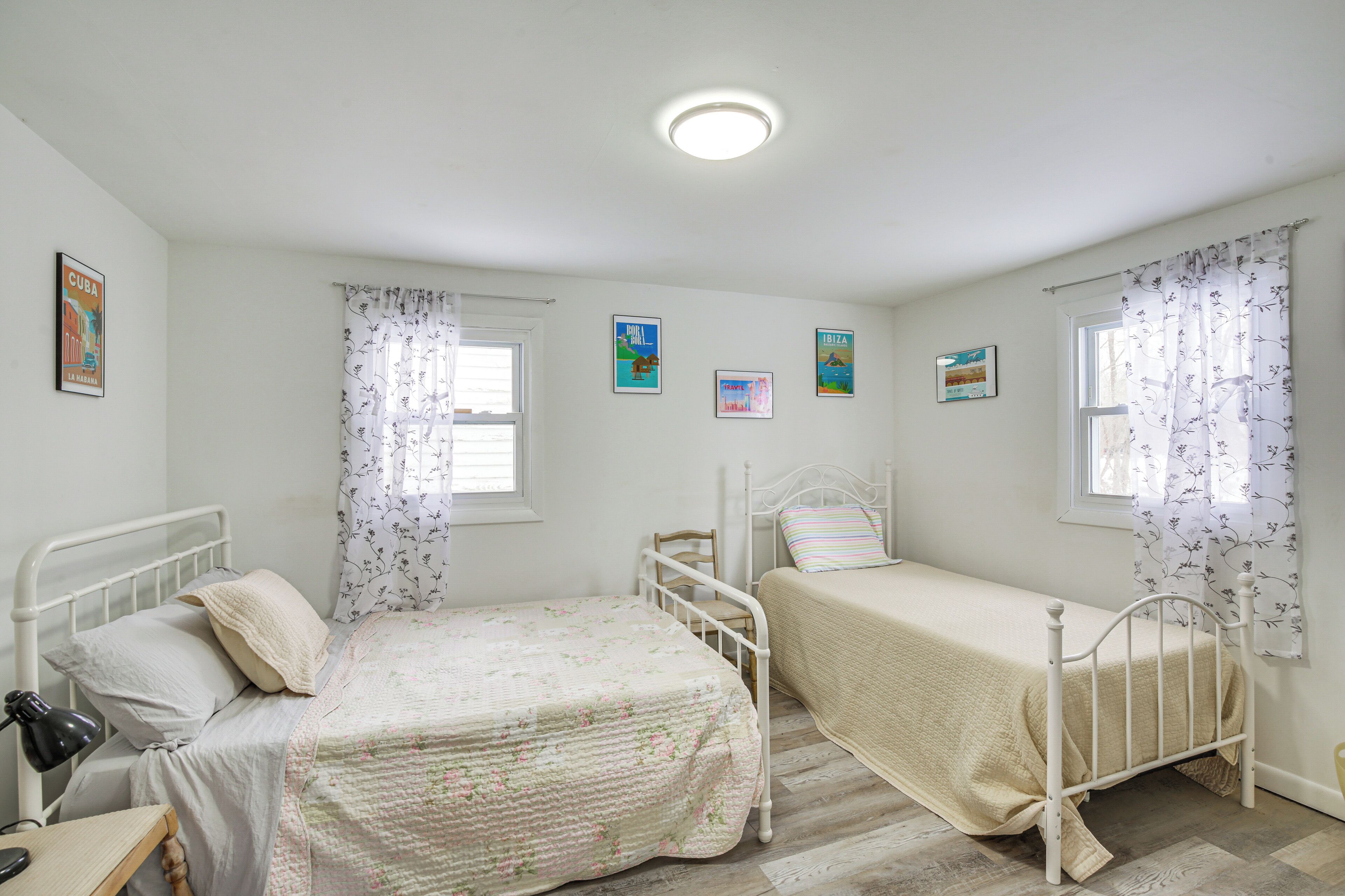 2 bedrooms, laptop workspace, bed sheets