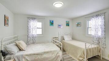 2 bedrooms, laptop workspace, bed sheets