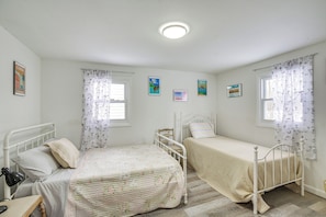 2 bedrooms, laptop workspace, bed sheets - Riverfront Topsham Home ~ 28 Mi to Portland! (Topsham)