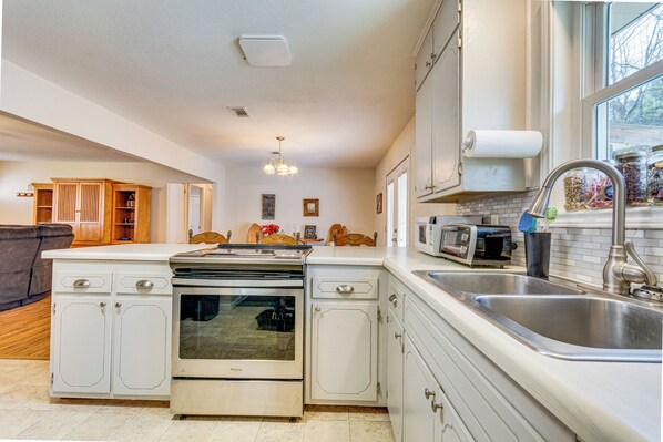 House (3 Bedrooms) | Interior