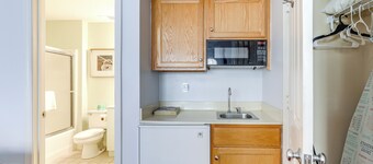 Community Pool & Tennis Court: Myrtle Beach Condo