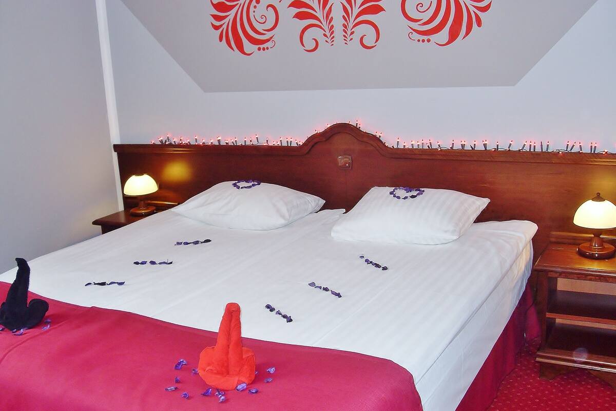 Classic Triple Room | 1 bedroom, desk, free WiFi, bed sheets