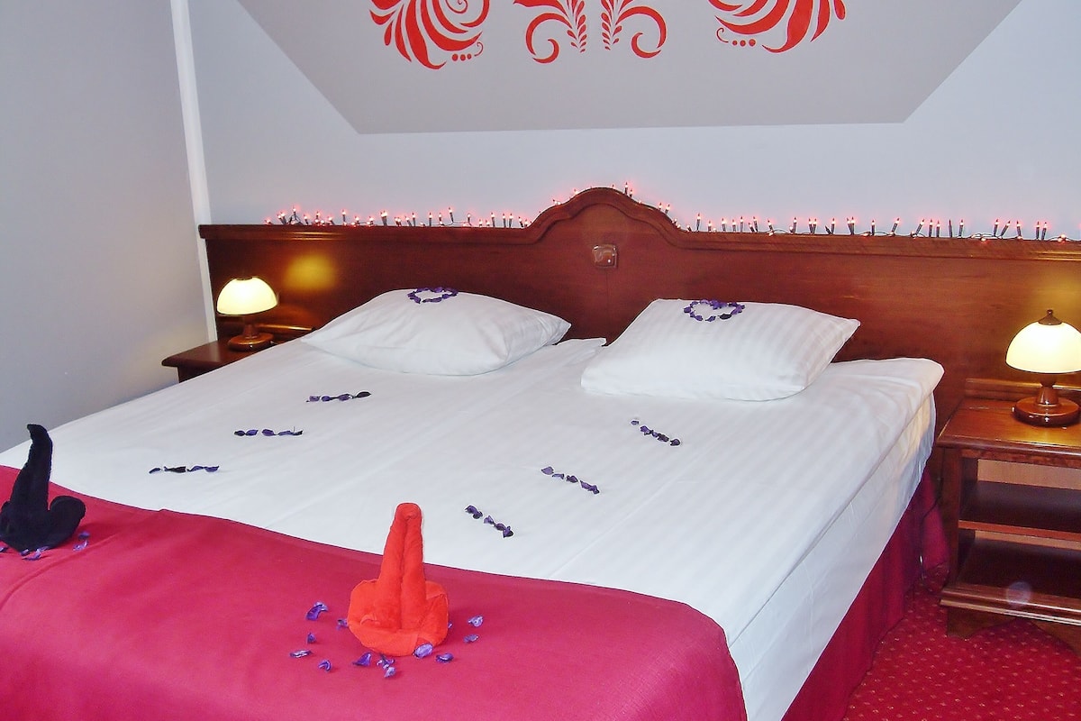 Escritorio, wifi gratis y ropa de cama