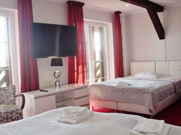 Panoramic Quadruple Room, 1 Bedroom, Balcony | Desk, free WiFi, bed sheets - Hotelik Mazurska Chata (Mikolajki)