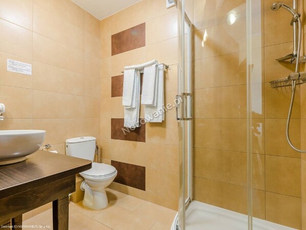 A bathroom with a shower, toilet, and sink. - Hotelik Mazurska Chata (Mikolajki)