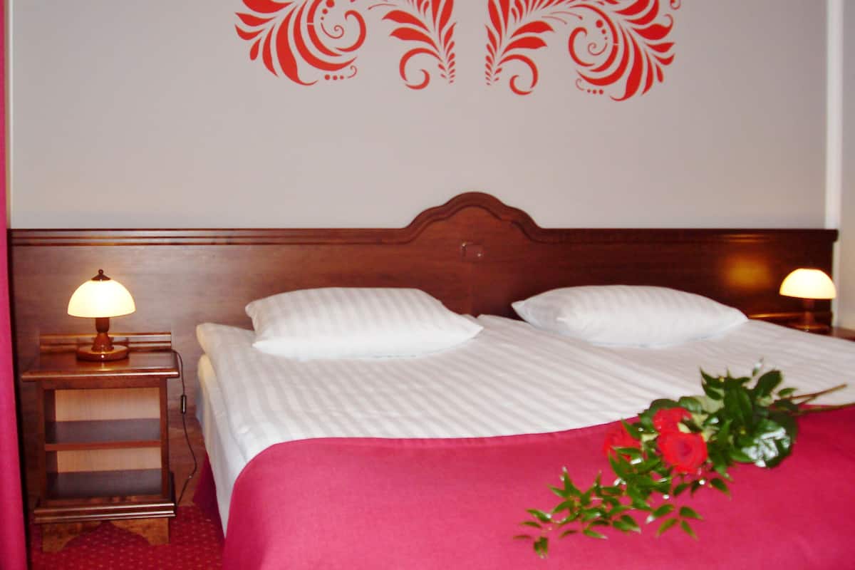 Escritorio, wifi gratis y ropa de cama