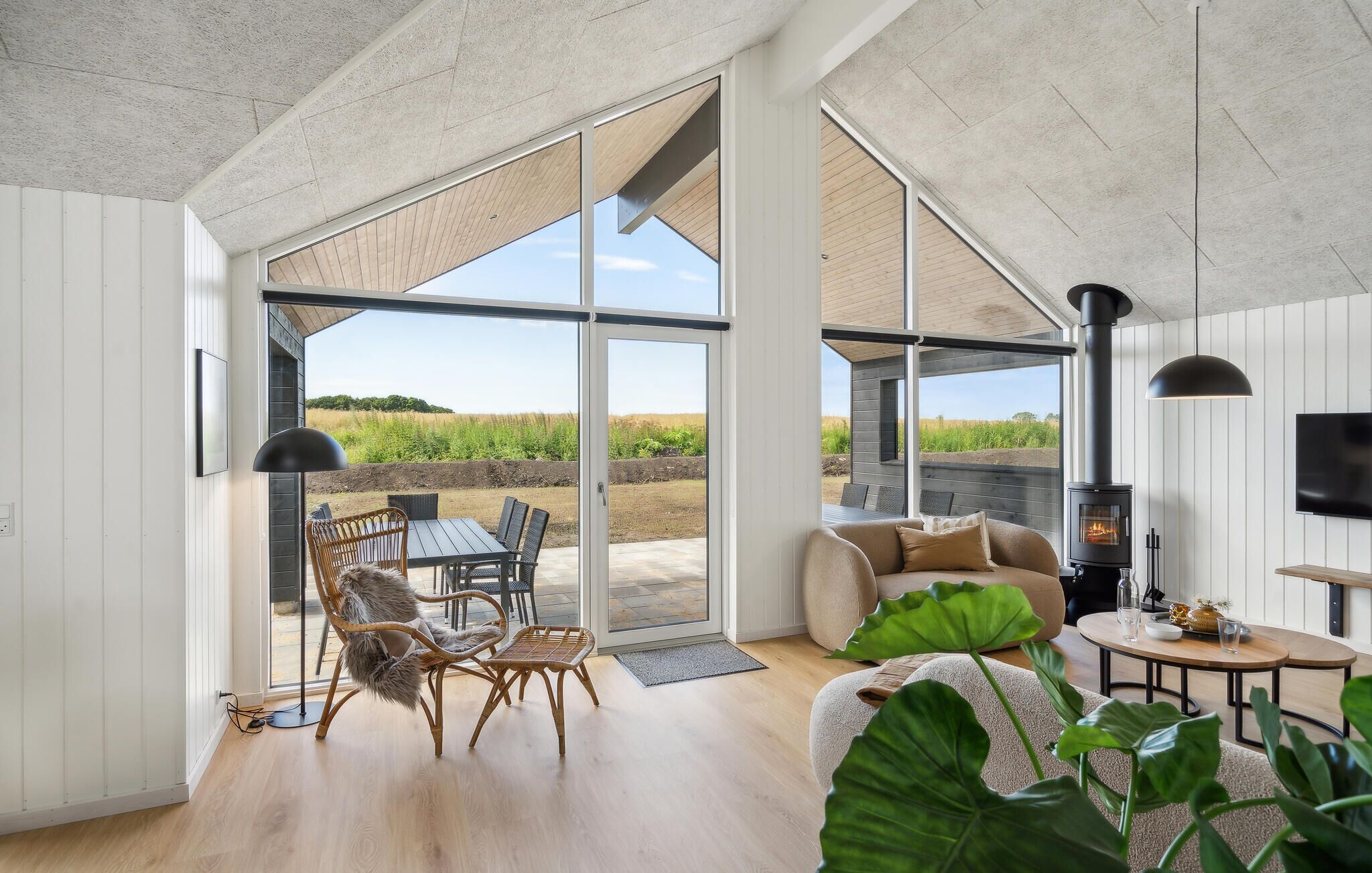 Smart TV, chimenea, futbolito, mesa de ping pong