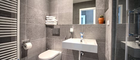 Douche, séchoir à cheveux, serviettes fournies, savon