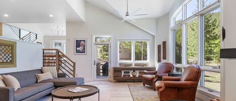 Maison mitoyenne, 5 chambres | Coin séjour | TV connectée