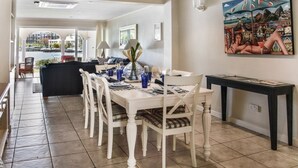 Townhome, 2 Bedrooms | Tempat makan