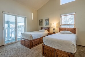 3 室のベッドルーム、アイロン / アイロン台、WiFi (無料)、ベッドシーツ