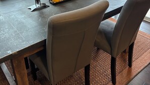 Une table à manger avec quatre bougies et un chandelier en métal.