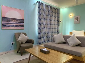 Family Twin Room | Living area | 4-inch flat-screen TV with satellite channels - Canwin Hotel (Accra)