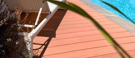 Una piscina al aire libre, socorrista en las instalaciones