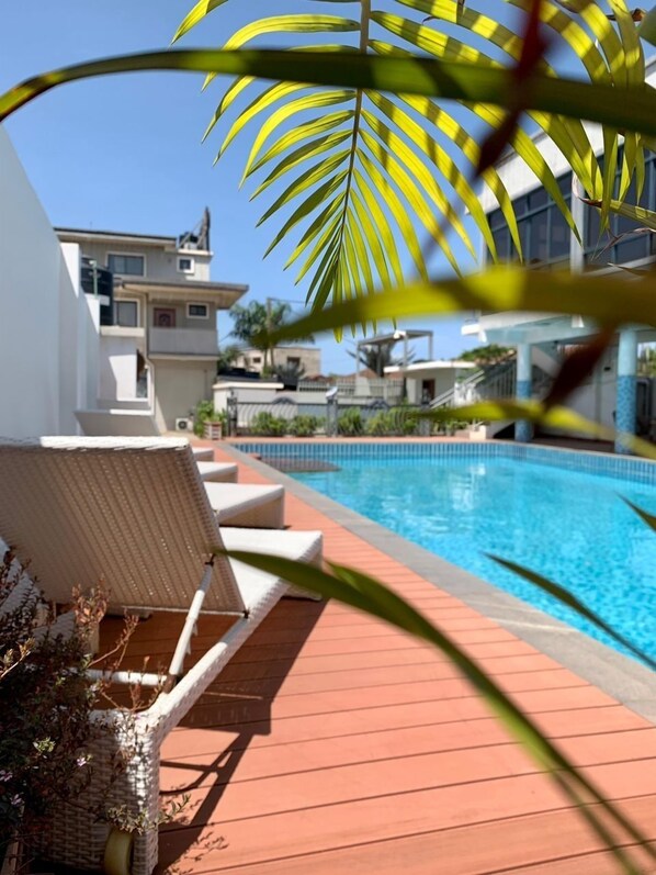 Utomhuspool och livvakter på plats