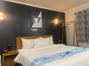 Una cama bien hecha con ropa de cama blanca, cabecera de madera y una obra de arte colgada en la pared.