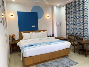 Executive enkelrum - 1 queensize-säng | Unika möbler, skrivbord, arbetsyta för laptop och ljudisolering