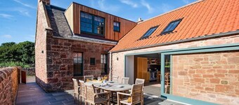 GRIEVE'S COTTAGE AT PAPPLE STEADING - A beautiful 4 bedroom rural retreat close to East Lothian’s ou