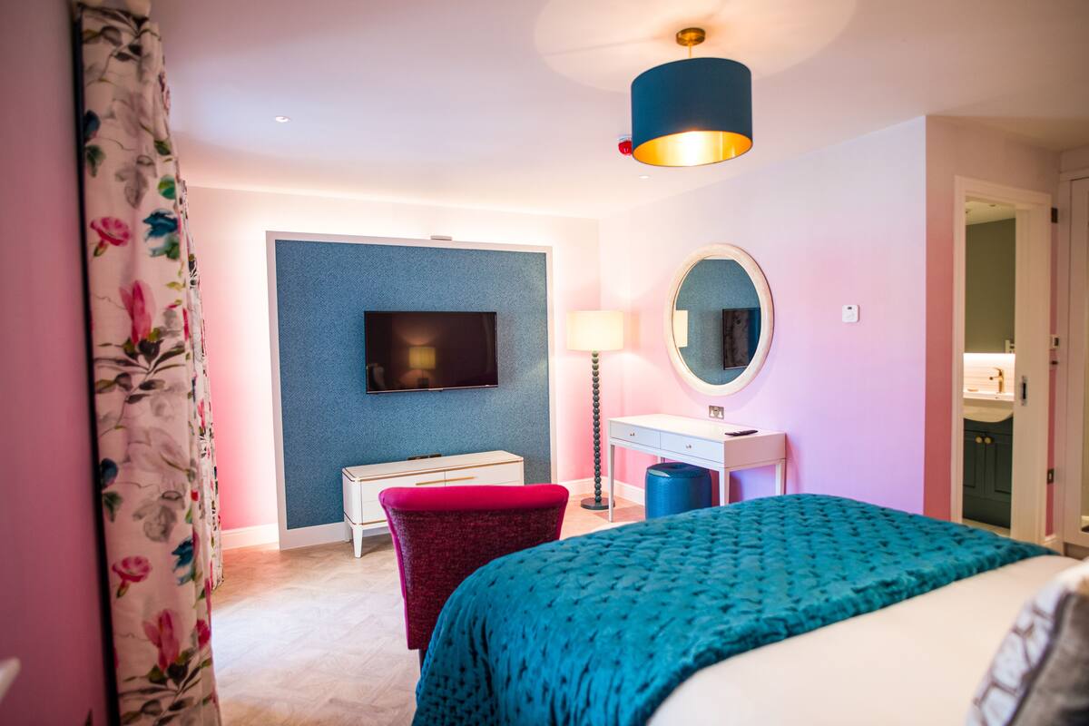 Deluxe Double Room, 1 King Bed, Pool View | Premium bedding, desk, laptop workspace, iron/ironing board (on request)