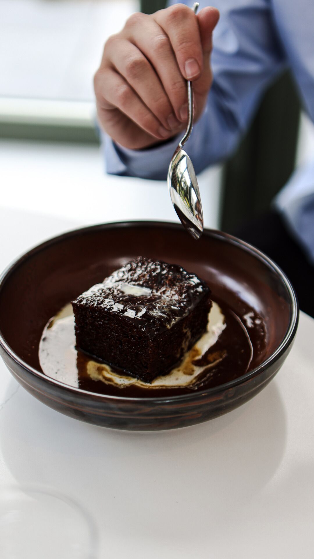 Un postre en un bol con cuchara.