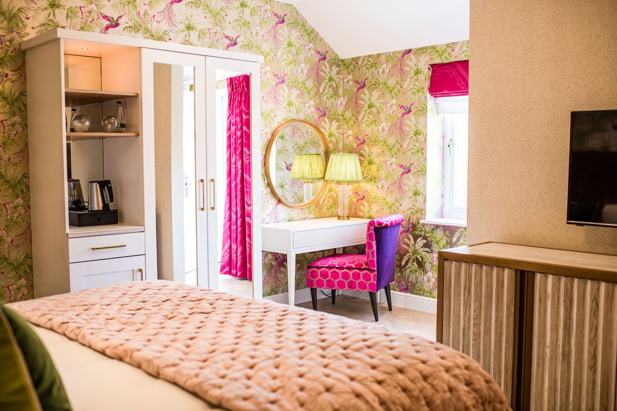 Deluxe tweepersoonskamer, 1 kingsize bed, uitzicht op zwembad | Luxe beddengoed, individueel gedecoreerd, individueel gemeubileerd