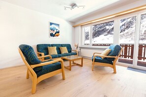 Fernseher, DVD-Player, Tischfußball, Tischtennisplatte