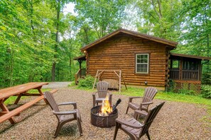 Outdoor dining - NEW 2024 Update| Hot Tub | Near Trails| Game Room| Firepit| Secluded 8 acres (Logan)