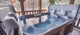 Cozy Retreat - 8 Minutes to Top Trails -Hot Tub + Firepit