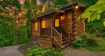 Cozy Retreat - 8 Minutes to Top Trails -Hot Tub + Firepit