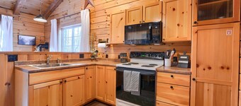 New+ Updated. Hot Tub. Near Trails. Game Room. Firepit. Secluded 8 acres