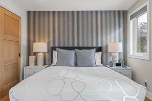 4 bedrooms, desk, iron/ironing board, travel crib - BRAND NEW|Cronus by SSR|TopView|Luxury|HOT TUB ( BL# RES-11685 ) (Canmore)