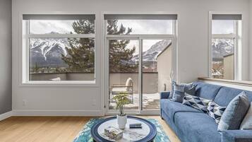 Televisión, chimenea y oficina