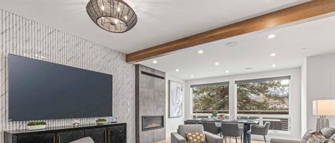 Una televisión, una chimenea, una oficina