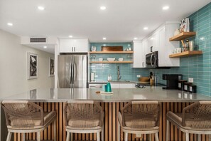 Réfrigérateur, four à micro-ondes, un four, surface de cuisson