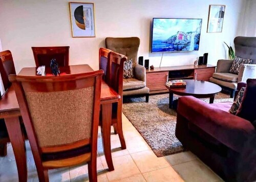 Tinina's Home: spacious, easily accessible, very Clean, secure and free parking