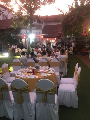 Zona a l'aire lliure per a la celebració de banquets