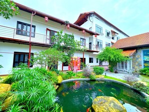 Vista frontal de la propiedad