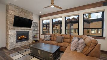 Smart TV, fireplace
