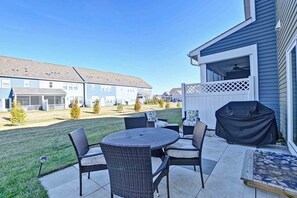 Outdoor dining - Incredible 3 bed townhome in the Bishop's Landing Community! Beach Shuttle, Community Pool, Pickleball courts, and more! (Millville)