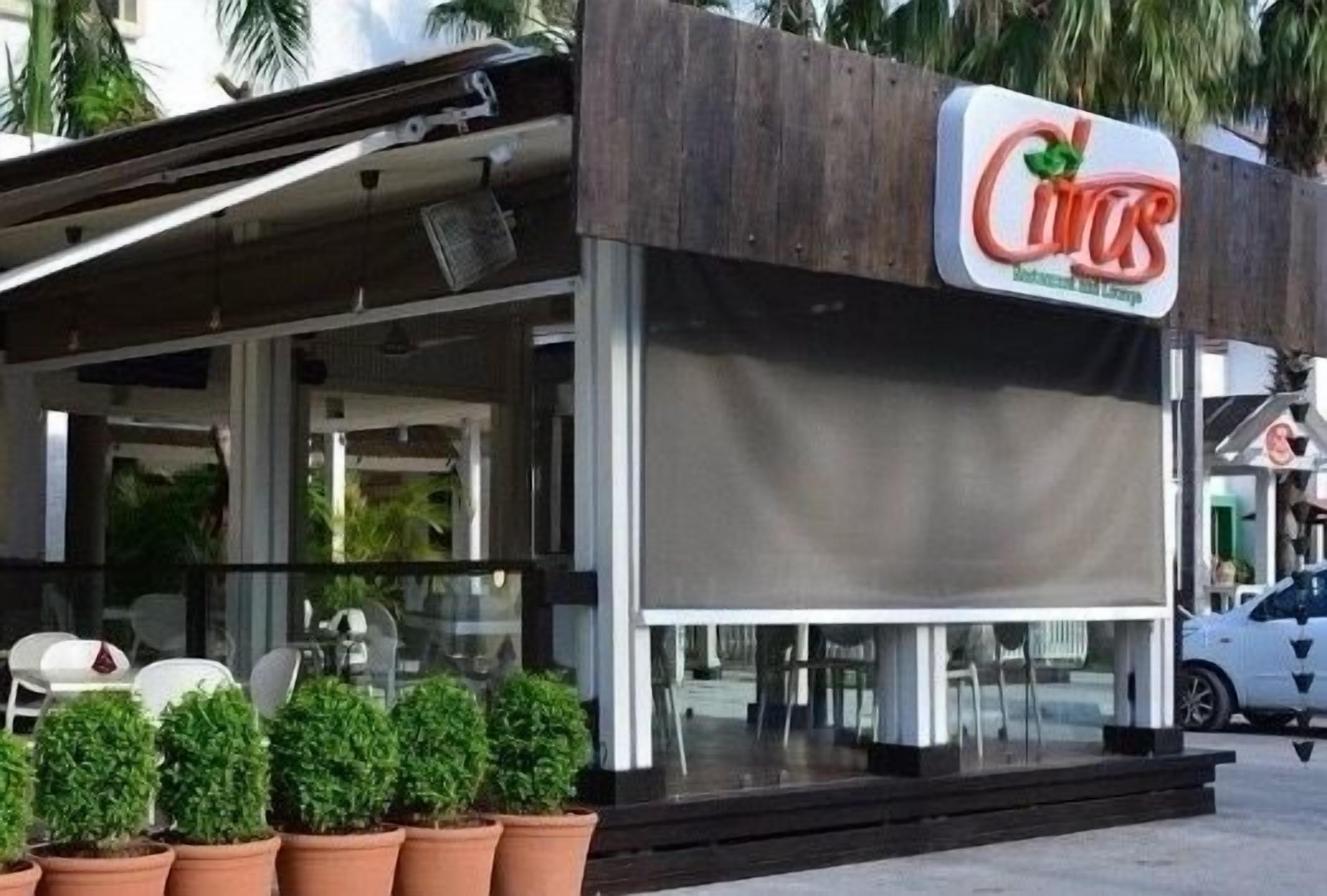 Un restaurant dont l’enseigne indique : « Citrus Restaurant & Bar ».